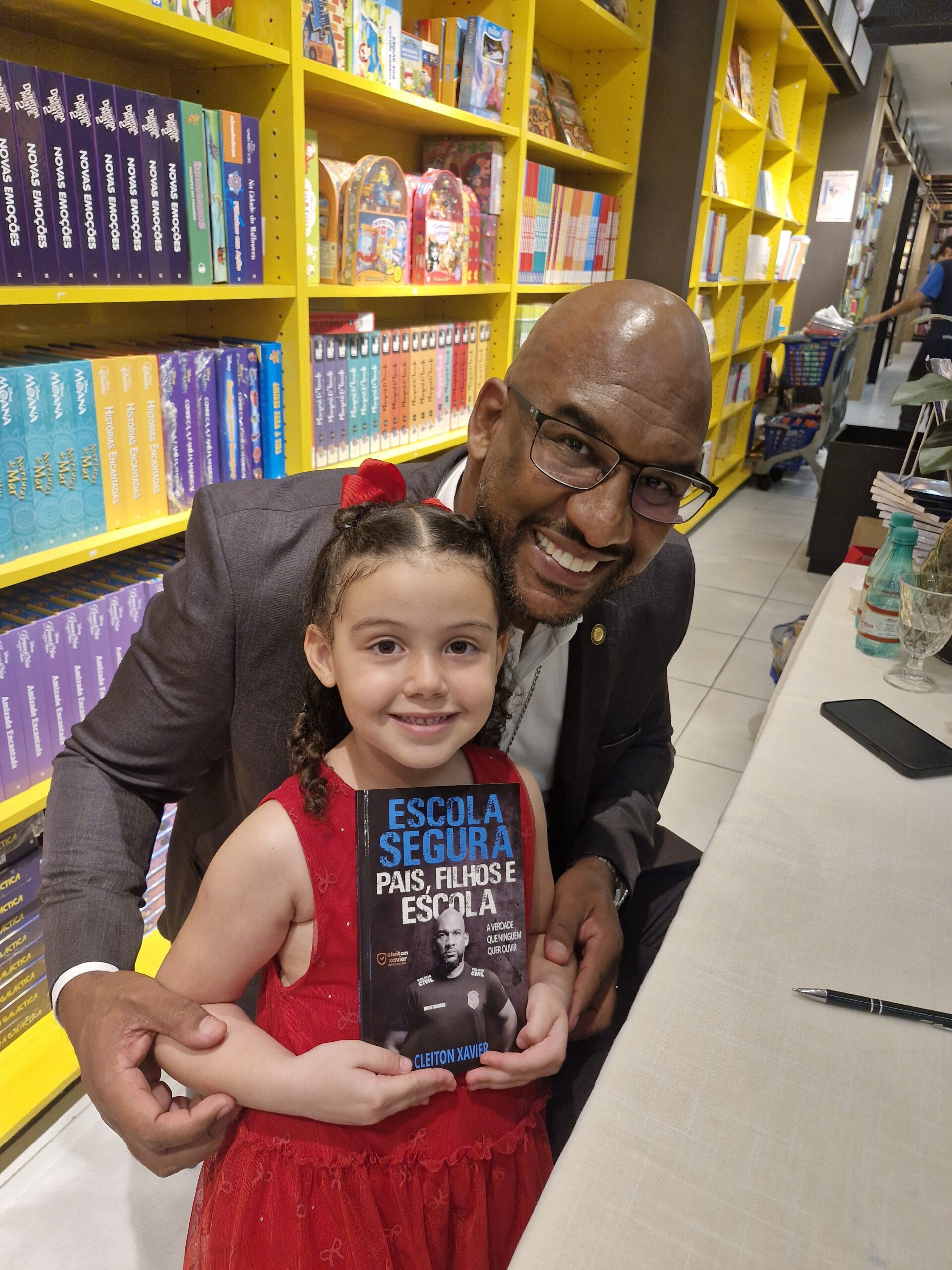 Livro Escola Segura tem lançamento de sucesso